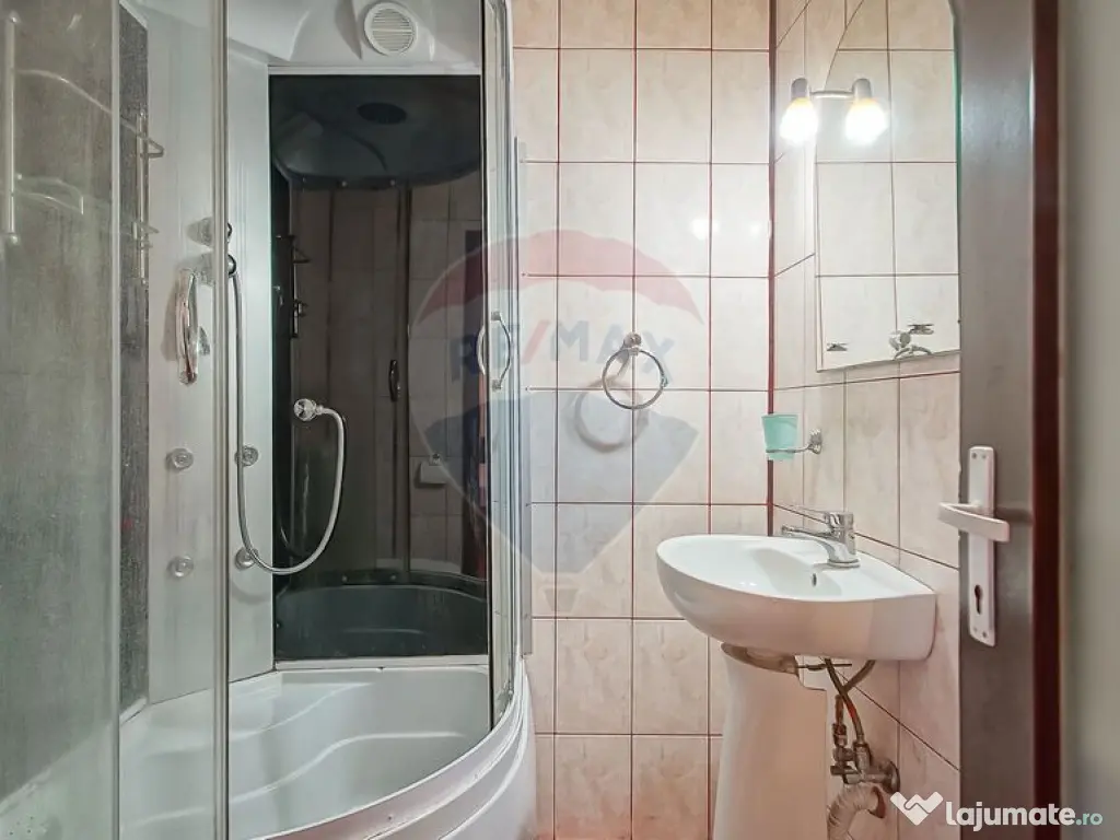 Casă / Vilă cu 12 camere de vânzare în zona Astra