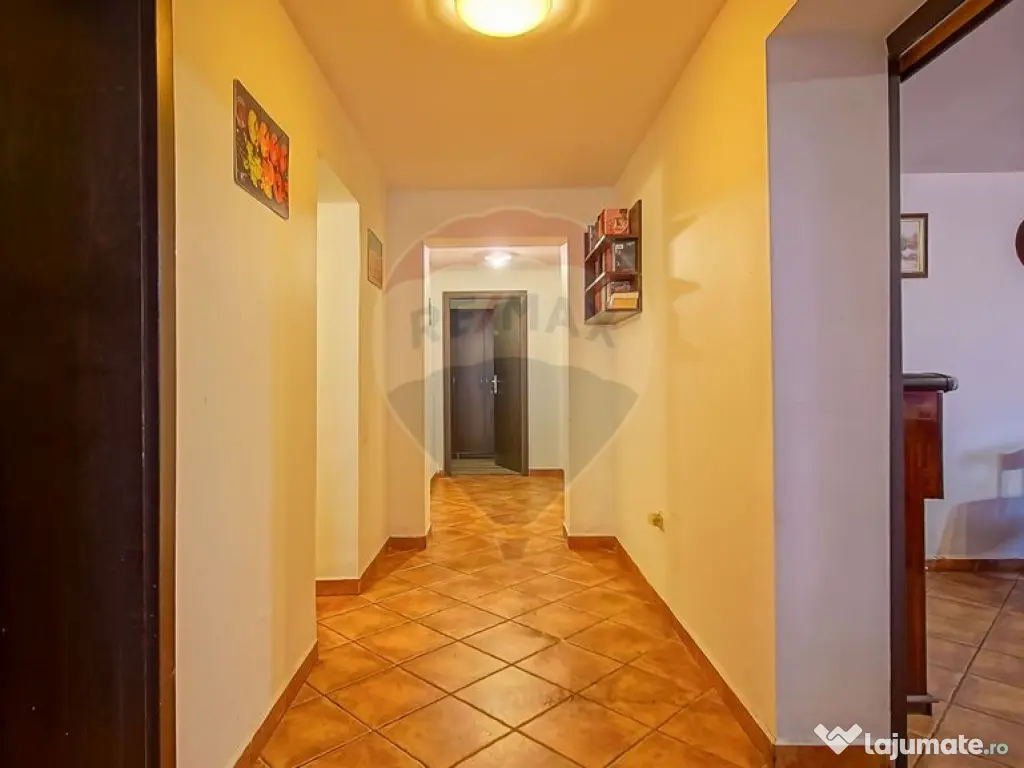 Casă / Vilă cu 12 camere de vânzare în zona Astra