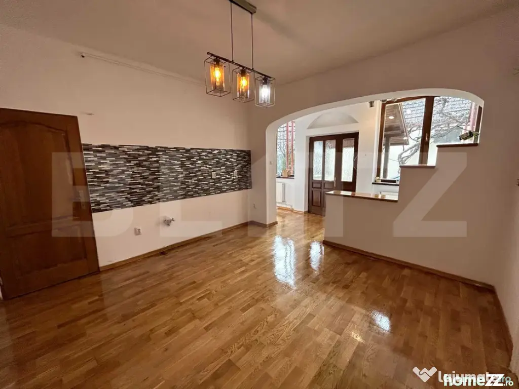 Eleganță și confort: casă renovată 2024 singur în curt - Brasov (Brasov)