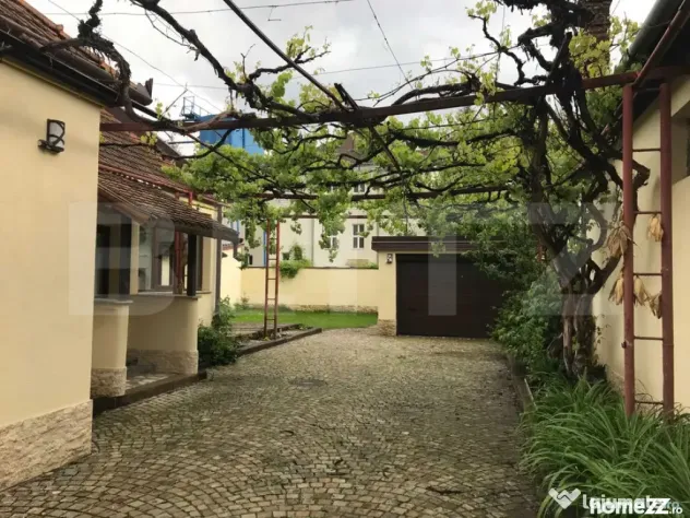 Eleganță și confort: casă renovată 2024 singur în curt - Brasov (Brasov)