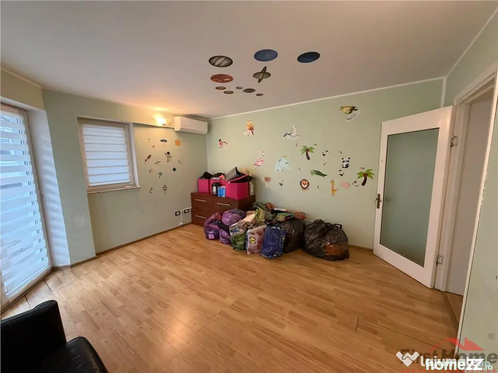 Apartament 4 camere transformat in 3, etaj 1, 100mp, Pictor