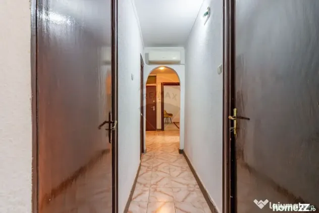 Apartament cu 3 camere de vânzare în zona Sebastian