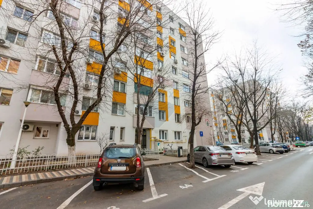 Apartament cu 3 camere de vânzare în zona Sebastian