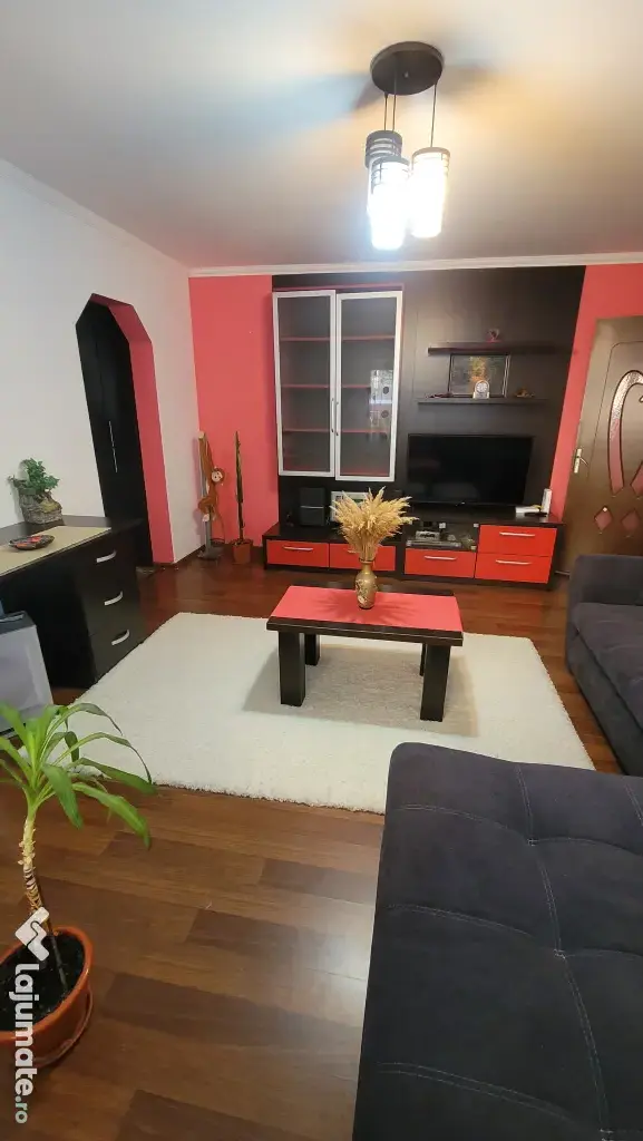 Inchiriez apartament 2 camere zona Piata Mica parter!