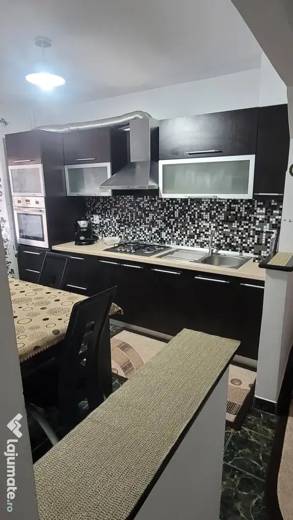 Inchiriez apartament 2 camere zona Piata Mica parter!