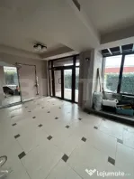 Spațiu comercial de vânzare – 90 mp utili parter, vitrat