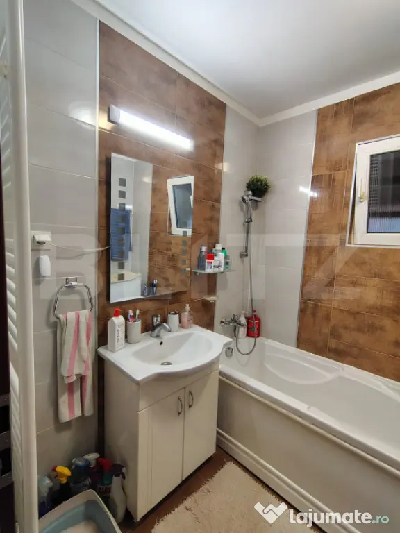 Casă cu 2 unități separate, garaj, terasă și foișor cu - Baciu (Cluj)