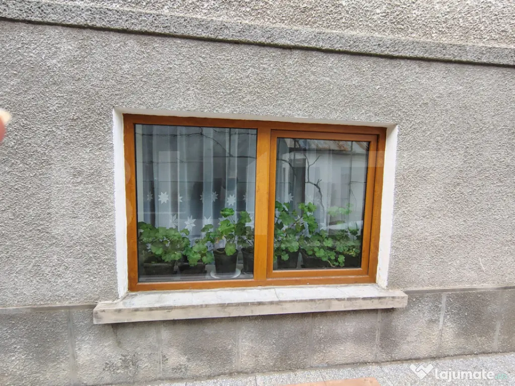 Casă cu 2 unități separate, garaj, terasă și foișor cu - Baciu (Cluj)