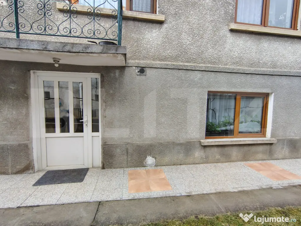 Casă cu 2 unități separate, garaj, terasă și foișor cu - Baciu (Cluj)