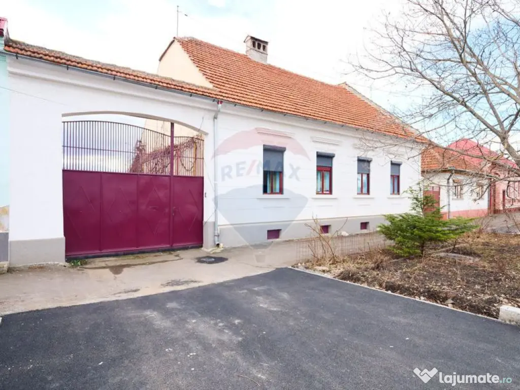 Casă cu 2 corpuri în Sânpetru | Singur în curte | 102...