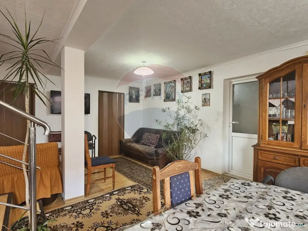 Casă cu 2 corpuri în Sânpetru | Singur în curte | 102...