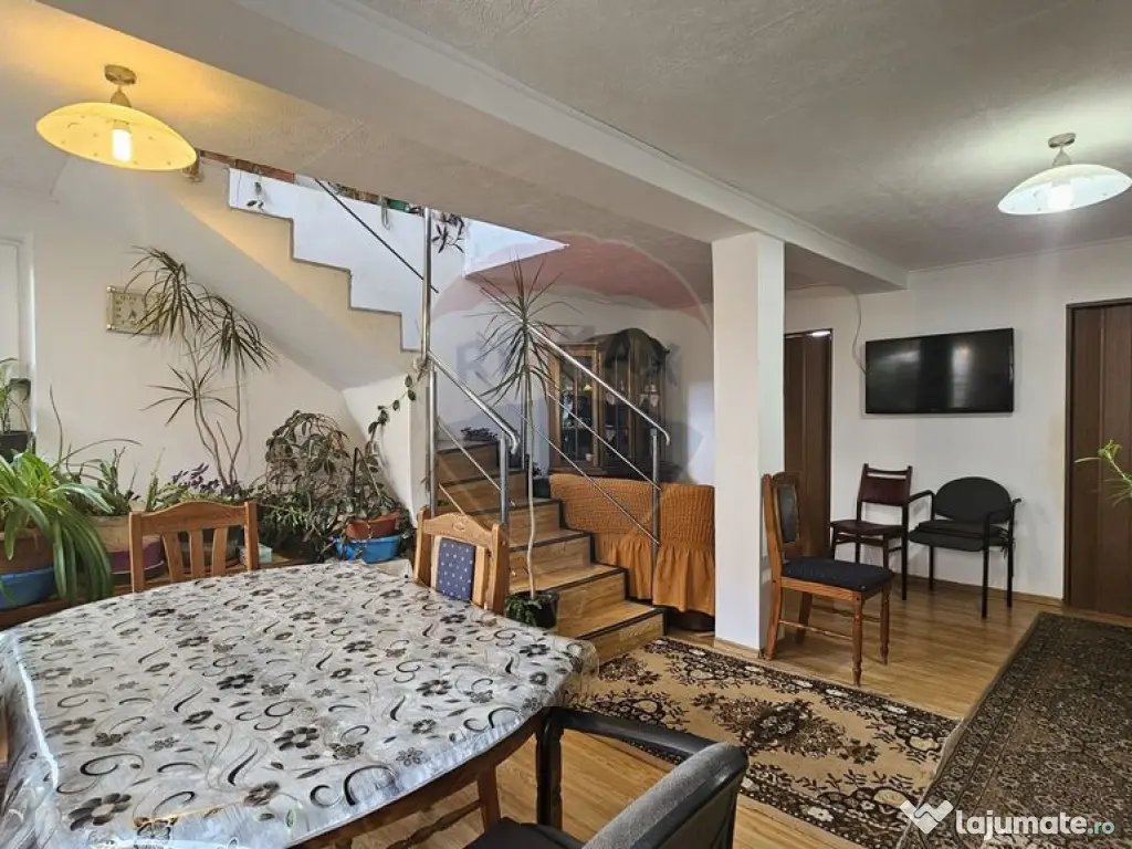 Casă cu 2 corpuri în Sânpetru | Singur în curte | 102...