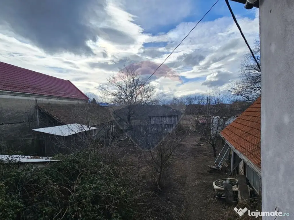 Casă cu 2 corpuri în Sânpetru | Singur în curte | 102...