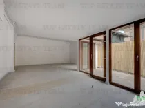 Spatiu comercial ideal bistro/cafenea cu 10 mp curte langa P