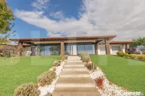 Casa individuala premium cu piscina exterioara