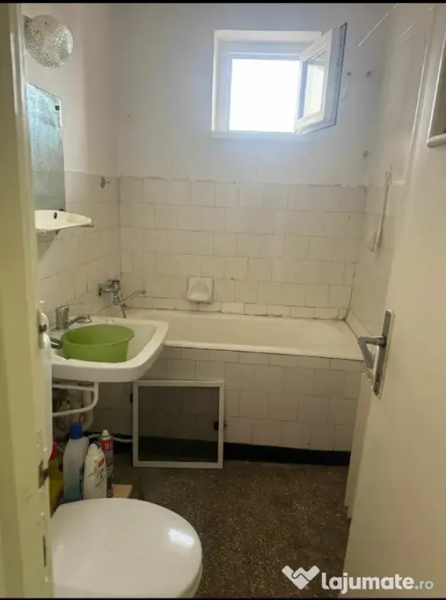 Apartament cu 3 Camere Semidecomandate Zona Ultracentral