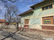Casa Pietroasa -Bihor central,sosea , gaz, 2500 teren, dublu front 