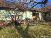 Casa Pietroasa -Bihor central,sosea , gaz, 2500 teren, dublu front 