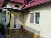 Casă cochetă 3 camere ,90 mp ,300 mp teren.Zonă liniști