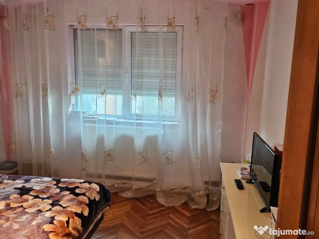 Apartament cu 3 camere ~ zona Brosteni / Colegiu ~ etaj 3 din 4