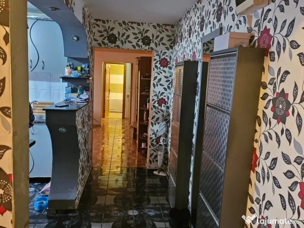 Apartament cu 3 camere ~ zona Brosteni / Colegiu ~ etaj 3 din 4