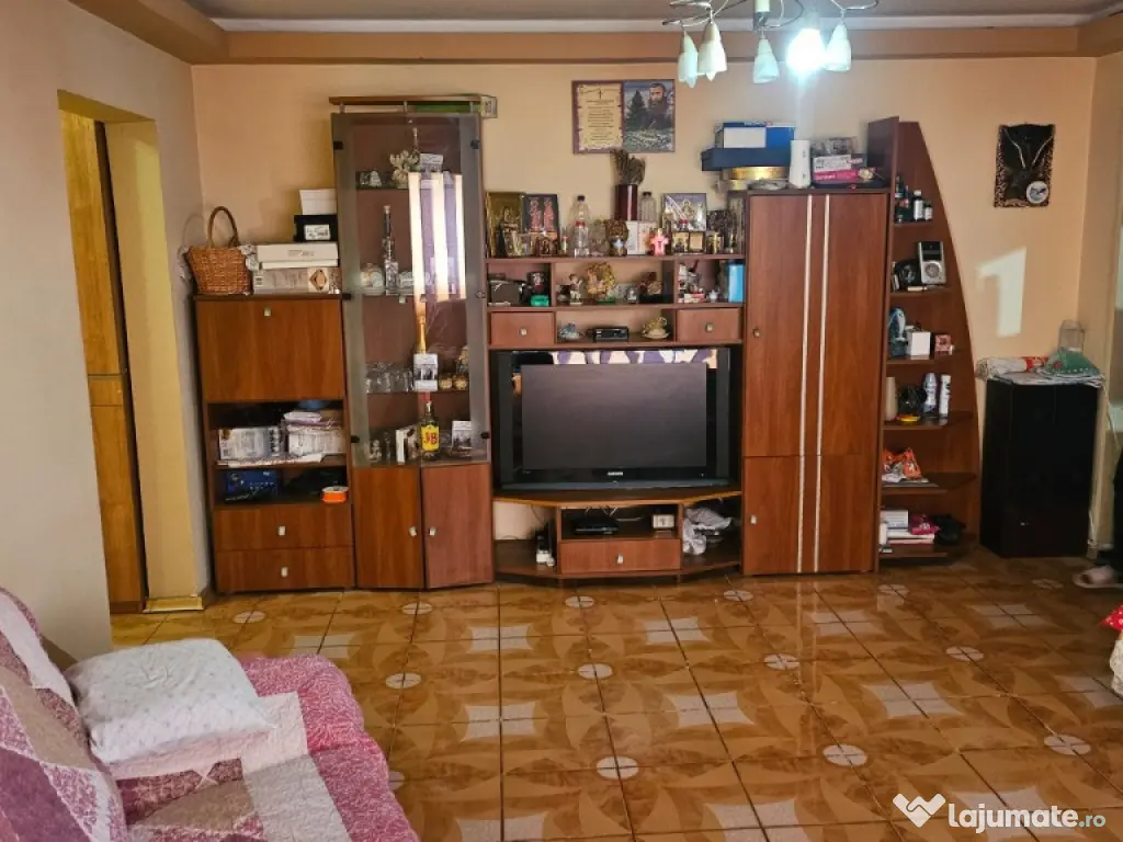 Apartament cu 3 camere ~ zona Brosteni / Colegiu ~ etaj 3 din 4