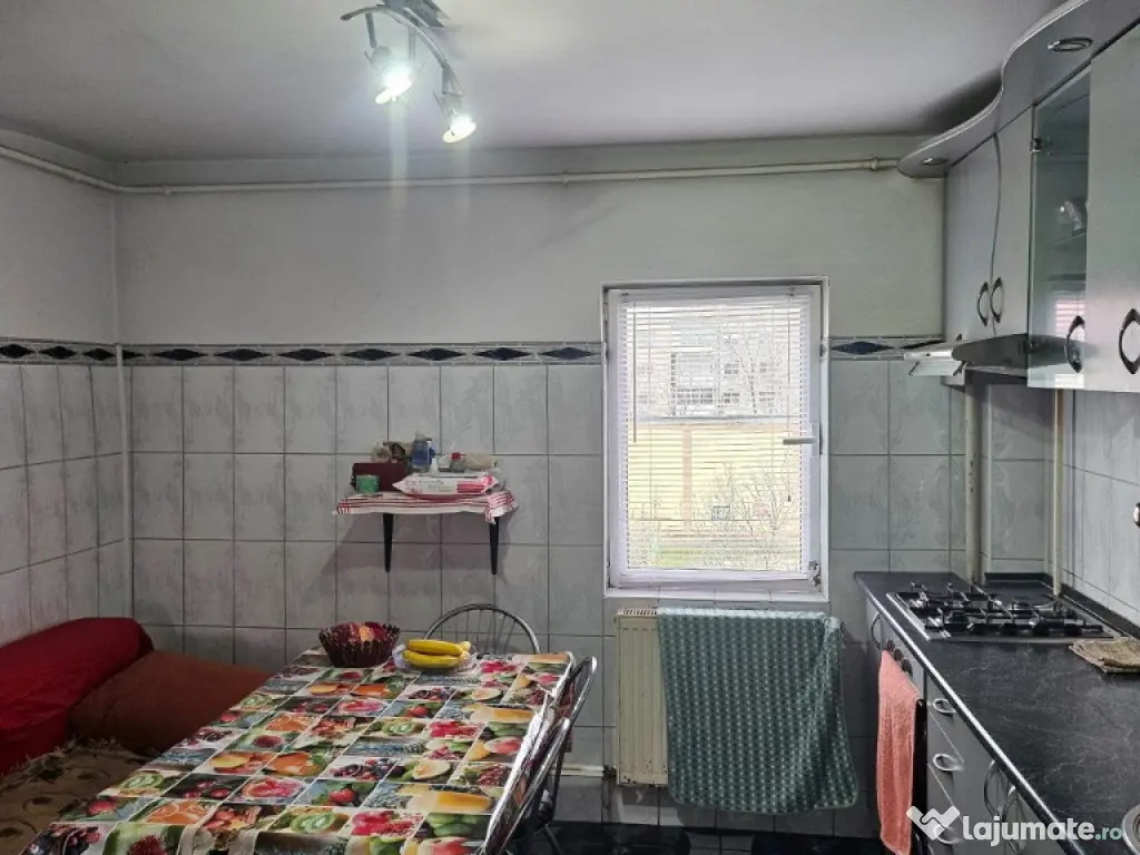 Apartament cu 3 camere ~ zona Brosteni / Colegiu ~ etaj 3 din 4