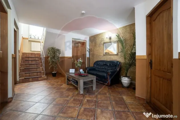 Oportunitate rară: Casă de vacanță sau Pensiune în P...