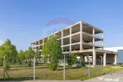 Teren cu construcție de beton, de vânzare, 3754 mp – ...