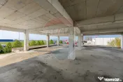 Teren cu construcție de beton, de vânzare, 3754 mp – ...