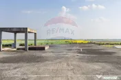 Teren cu construcție de beton, de vânzare, 3754 mp – ...