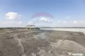 Teren cu construcție de beton, de vânzare, 3754 mp – ...