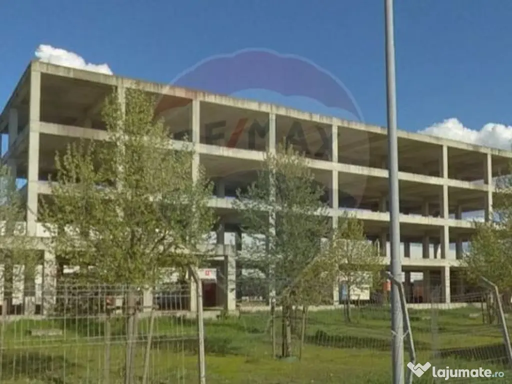 Teren cu construcție de beton, de vânzare, 3754 mp – ...
