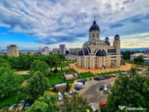 Zonă Centrală- spațiu vizibil stradal- amenajat salon mod