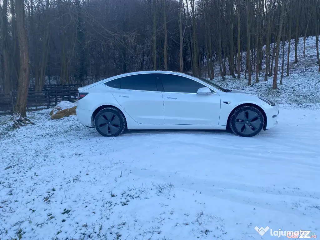 Tesla Model 3 SR plus