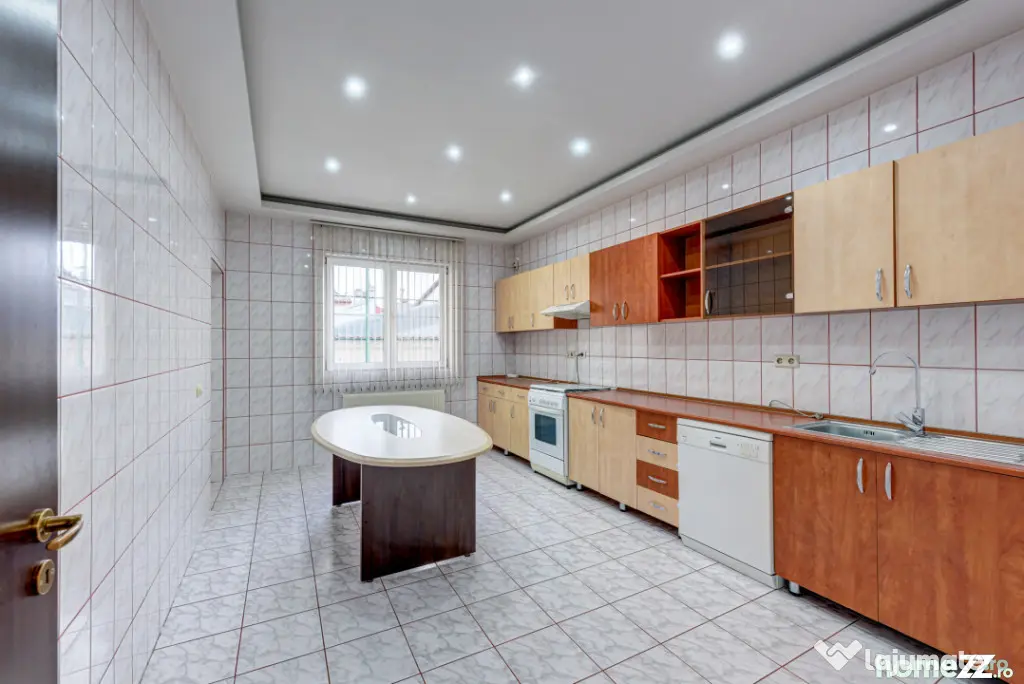 Casă S+P+E+M, 5 dormitoare, mansardă 85 mp, garaj – zona
