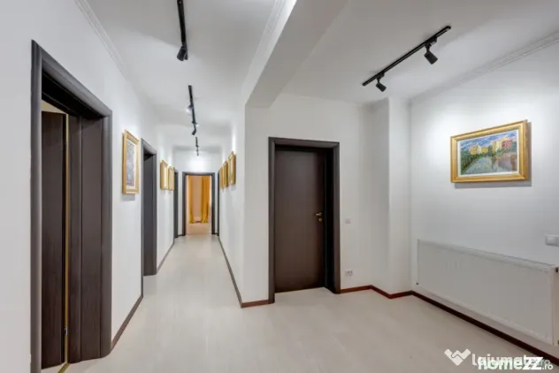 Casă S+P+E+M, 5 dormitoare, mansardă 85 mp, garaj – zona