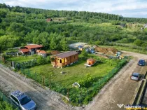 Casuta din lemn,cu 520mp teren intravilan,zona linistita,apr