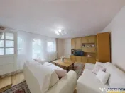 Casuta singura in curte, in Cetatea Medievala a Brasovului 