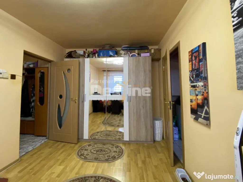 Apartament cu 3 camere, etaj intermediar, 2 locuri de parcar