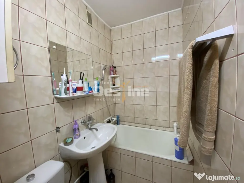 Apartament cu 3 camere, etaj intermediar, 2 locuri de parcar