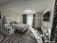 Apartament de vanzare, cu terasa si curte. 