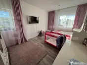 Apartament de vanzare, cu terasa si curte. 