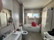 Apartament de vanzare, cu terasa si curte. 