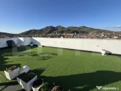 Apartament de vanzare, cu terasa si curte. 