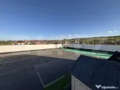 Apartament de vanzare, cu terasa si curte. 