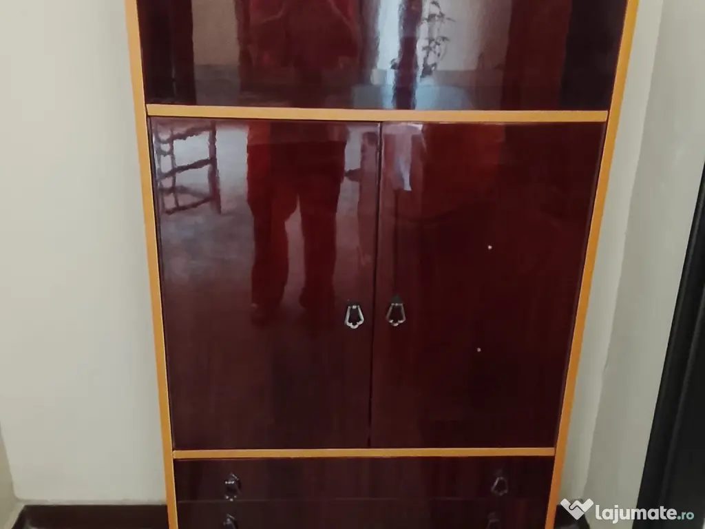 Vând urgent 2 corpuri de mobilier si un cadou!!!