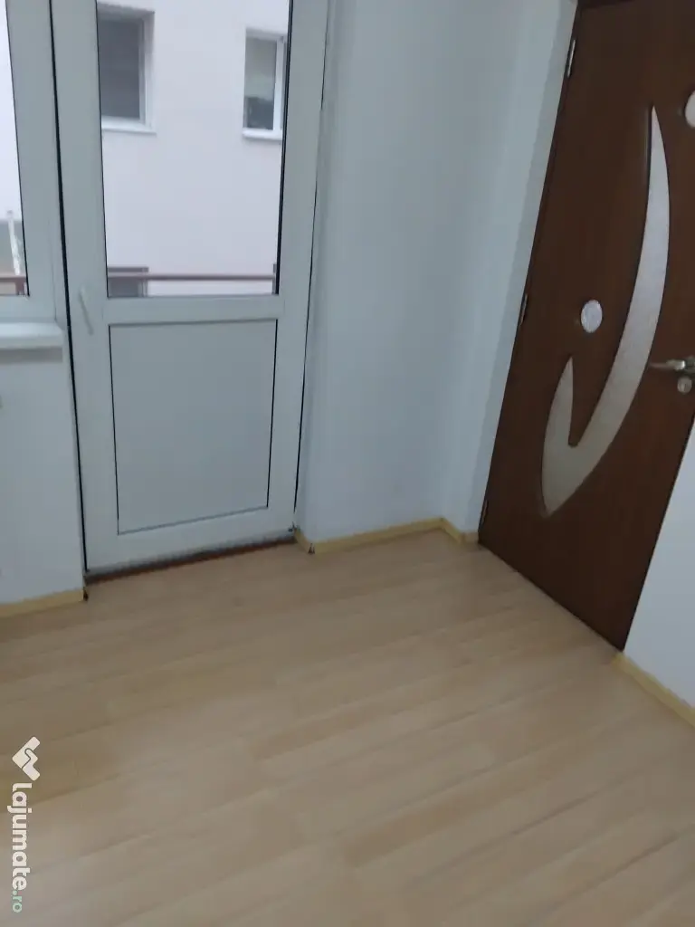 Închiriez apartament