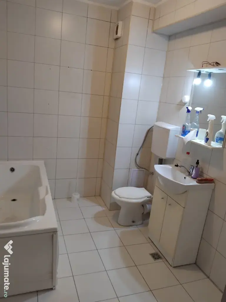 Închiriez apartament