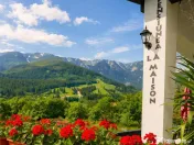 Pensiune:3 km de Castelul Bran, 2.900mp teren, aviz ISU, pre 